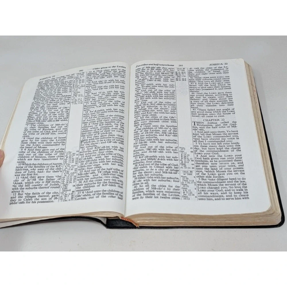 HOLY BIBLE King‎ James Red Letter Instant Indexed WORLD Self-Pronouncing Black